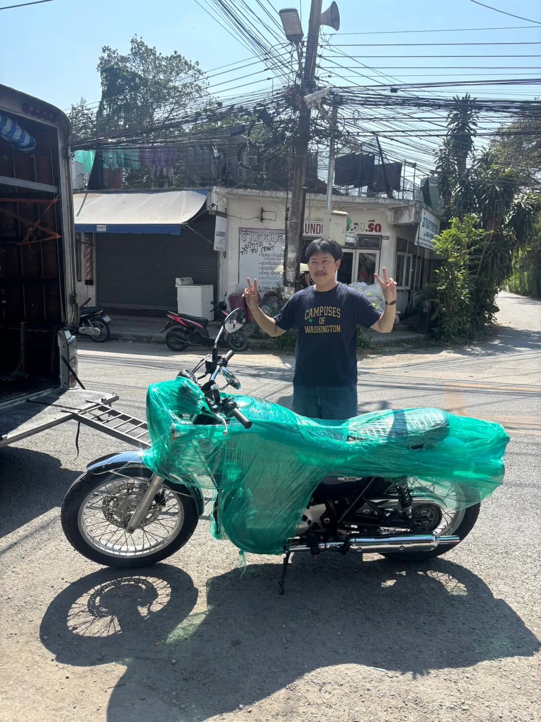 ขนส่งมอเตอร์ไซค์บิ๊กไบค์ Kawasaki W800 ส่งมอบลูกค้าถึงหน้าบ้าน - BLK99 Transport
